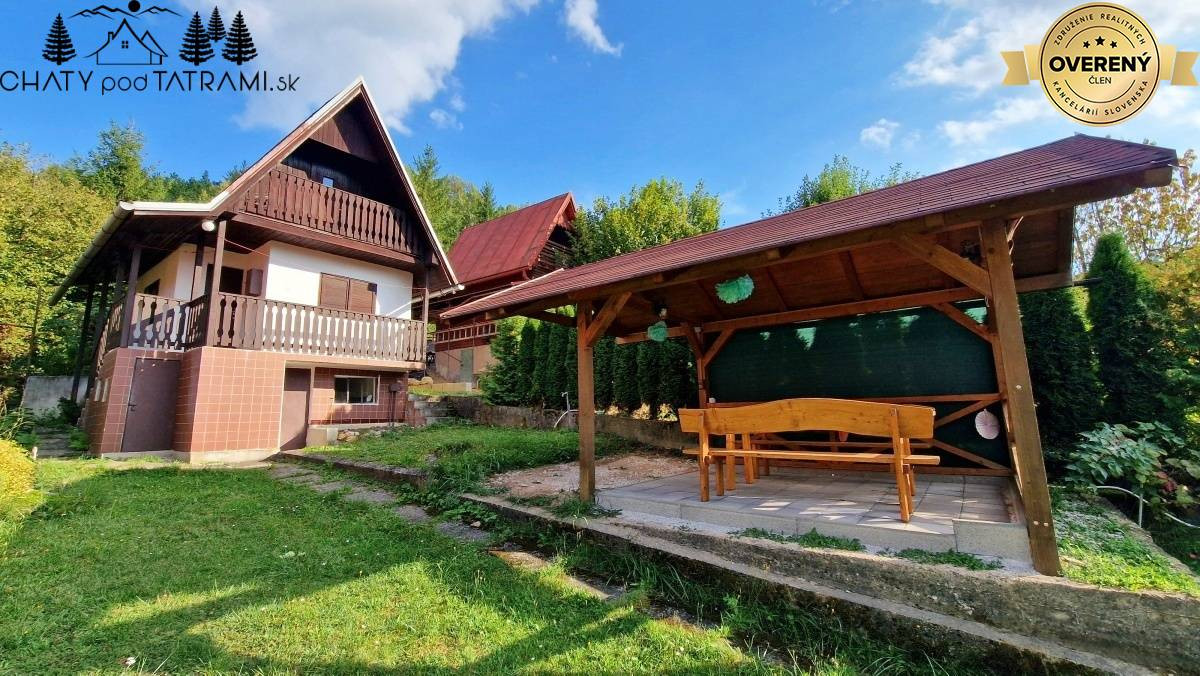 Murovaná chatka pri lese s krásnym výhľadom