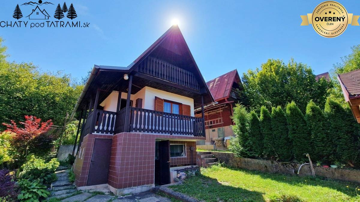 Murovaná chatka pri lese s krásnym výhľadom