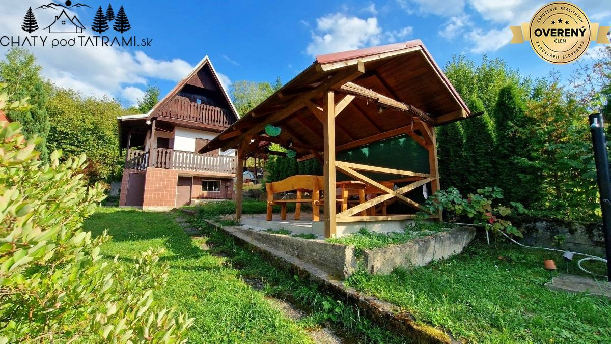 Murovaná chatka pri lese s krásnym výhľadom