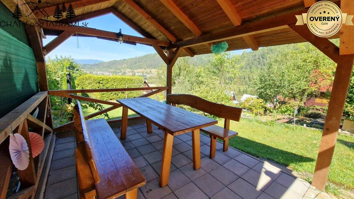 Murovaná chatka pri lese s krásnym výhľadom