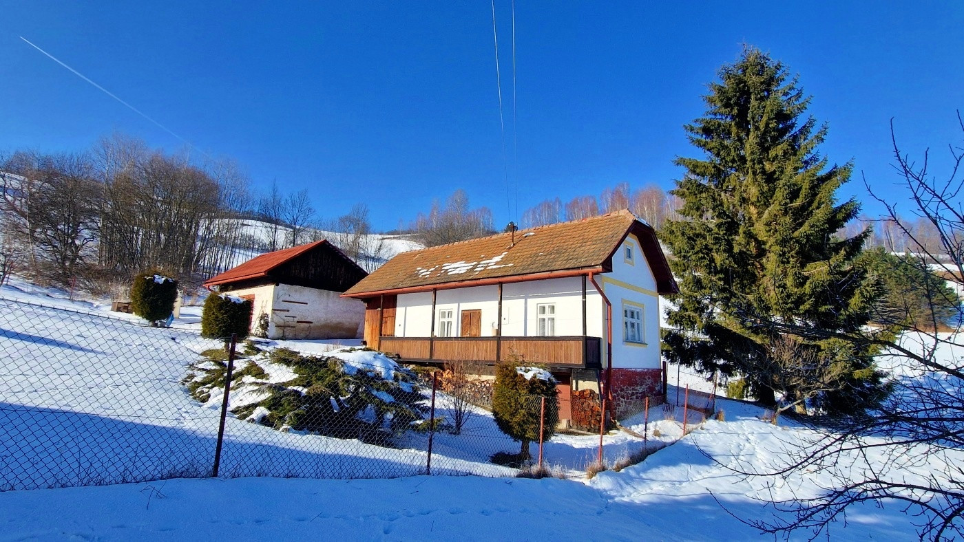 Chalúpka, polosamota, 1,9 ha pozemok, výhľad na Nízke Tatry 