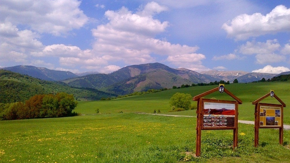 Pozemok s budovou na pokojnom mieste Mýto Nízke Tatry