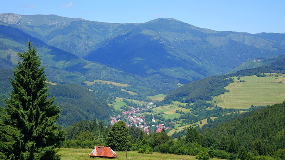 Pozemok s budovou na pokojnom mieste Mýto Nízke Tatry
