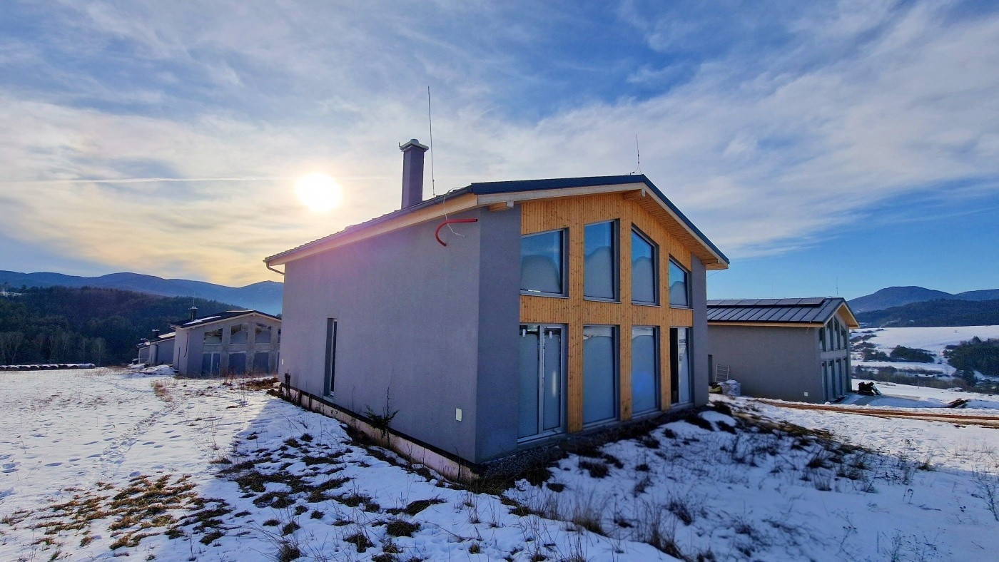 Únik z mesta, kde sa moderná architektúra stretáva s divokou prírodou?