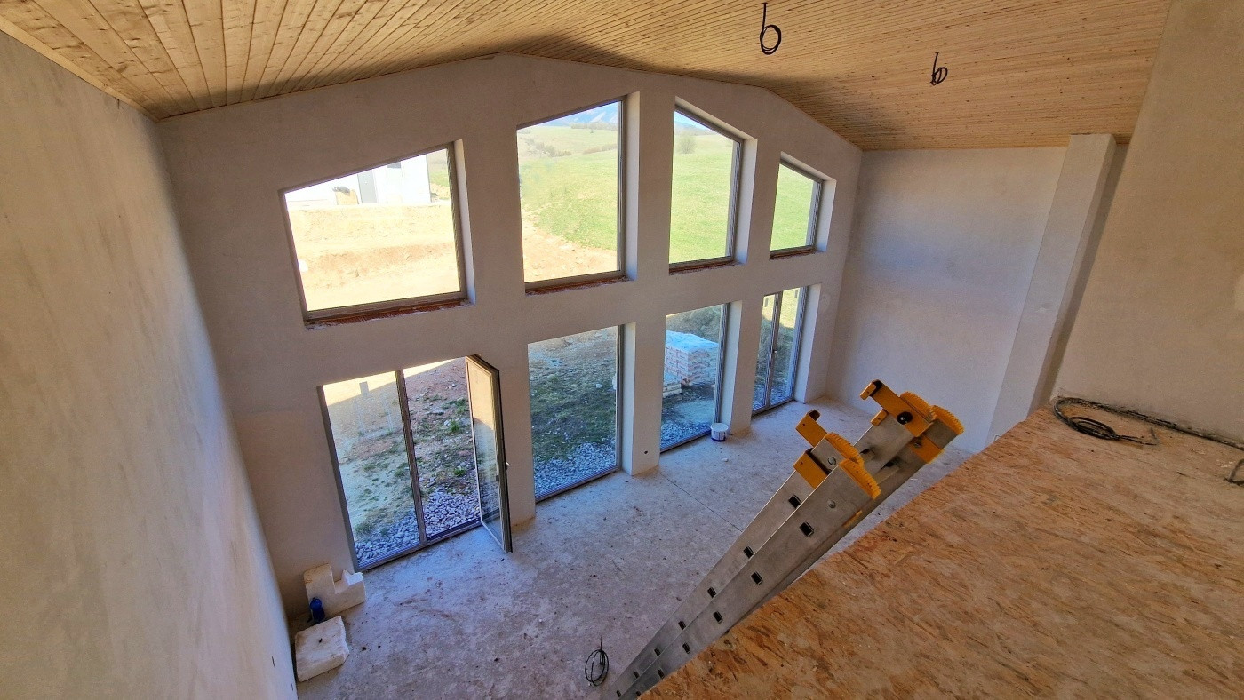 Únik z mesta, kde sa moderná architektúra stretáva s divokou prírodou?