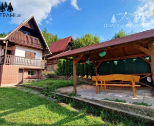 Murovaná chatka pri lese s krásnym výhľadom