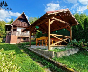 Murovaná chatka pri lese s krásnym výhľadom