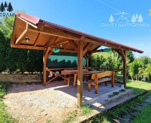 Murovaná chatka pri lese s krásnym výhľadom