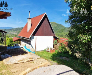 Murovaná chatka pri lese s krásnym výhľadom