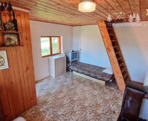 Murovaná chatka pri lese s krásnym výhľadom