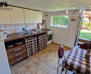 Murovaná chatka pri lese s krásnym výhľadom