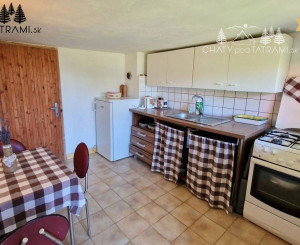 Murovaná chatka pri lese s krásnym výhľadom