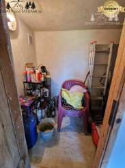 Murovaná chatka pri lese s krásnym výhľadom