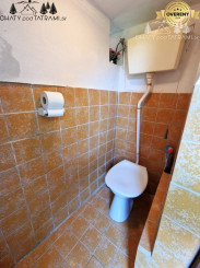 Murovaná chatka pri lese s krásnym výhľadom