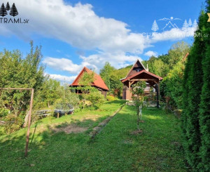 Murovaná chatka pri lese s krásnym výhľadom