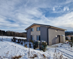 Únik z mesta, kde sa moderná architektúra stretáva s divokou prírodou?