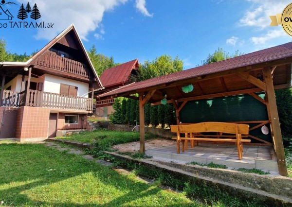 Murovaná chatka pri lese s krásnym výhľadom