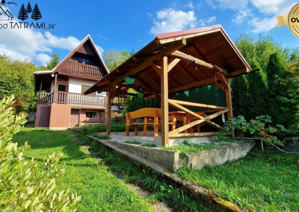 Murovaná chatka pri lese s krásnym výhľadom