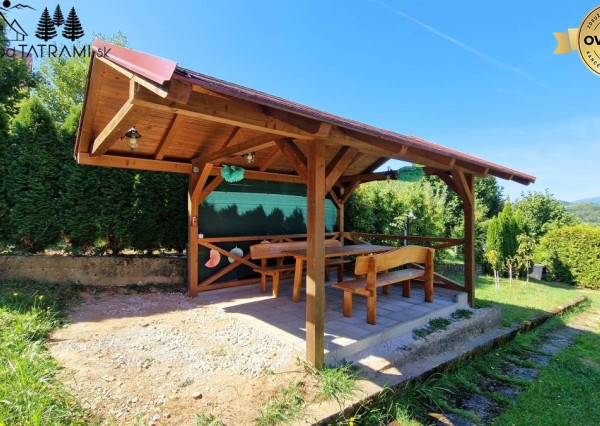 Murovaná chatka pri lese s krásnym výhľadom