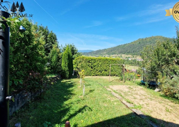 Murovaná chatka pri lese s krásnym výhľadom