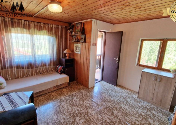 Murovaná chatka pri lese s krásnym výhľadom