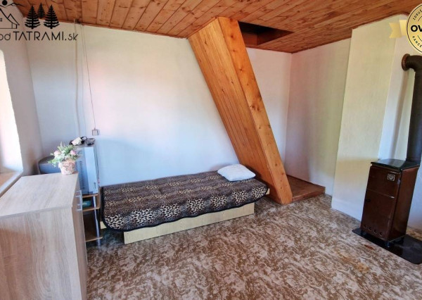 Murovaná chatka pri lese s krásnym výhľadom