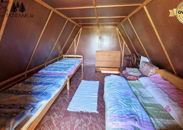 Murovaná chatka pri lese s krásnym výhľadom