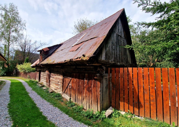 Pozemok s budovou na pokojnom mieste Mýto Nízke Tatry