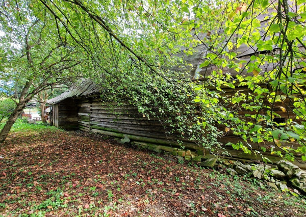 Pozemok s budovou na pokojnom mieste Mýto Nízke Tatry