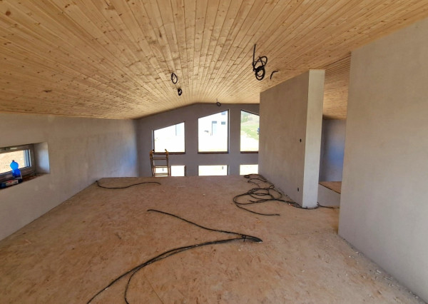 Únik z mesta, kde sa moderná architektúra stretáva s divokou prírodou?