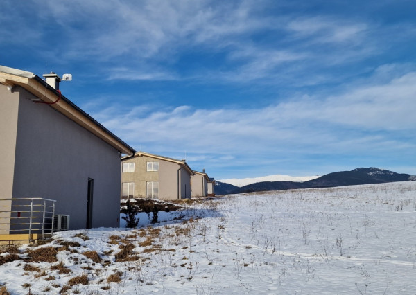 Únik z mesta, kde sa moderná architektúra stretáva s divokou prírodou?