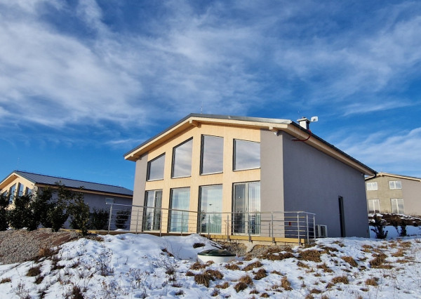 Únik z mesta, kde sa moderná architektúra stretáva s divokou prírodou?