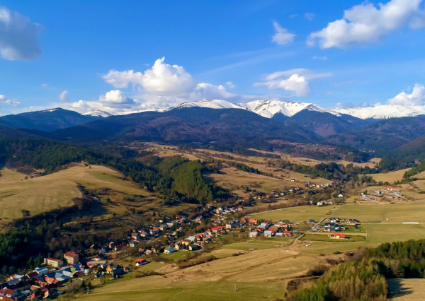 Únik z mesta, kde sa moderná architektúra stretáva s divokou prírodou?